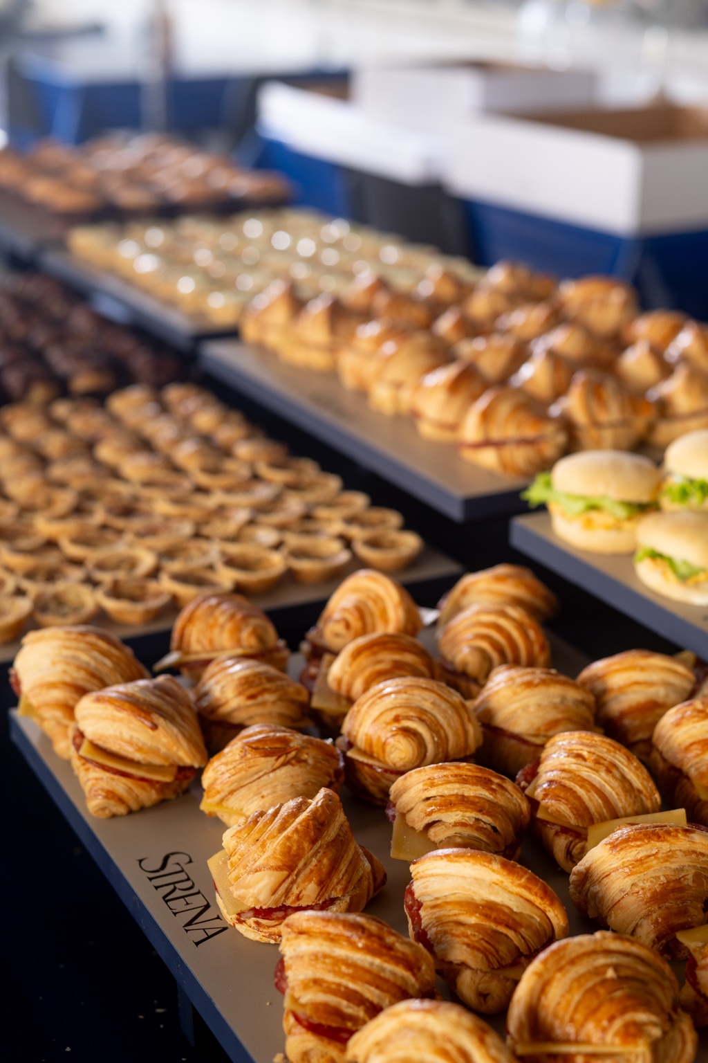 Coffee break corporativo da STRENA com salgados e lanches organizados em bandejas