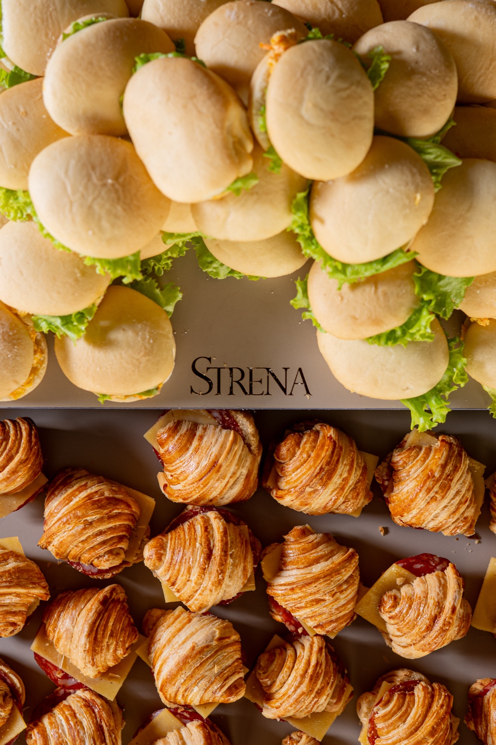 Bandeja da STRENA com mini lanches e folhados para coffee break corporativo