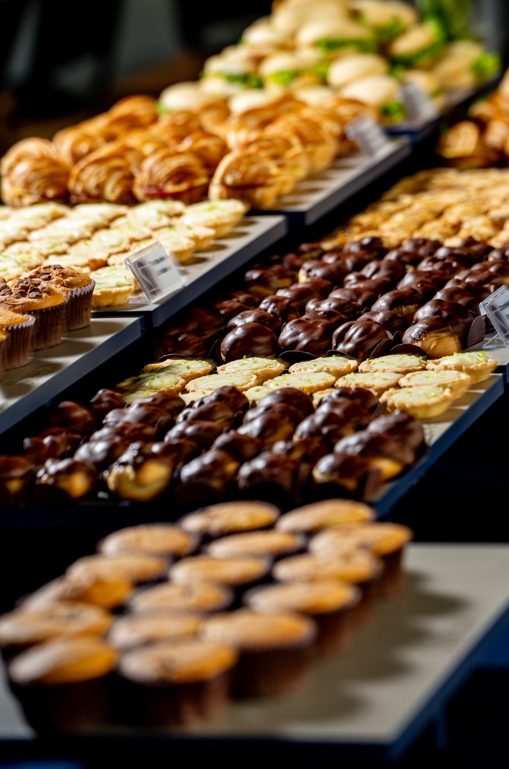 Mesa de coffee break da STRENA com salgados e doces